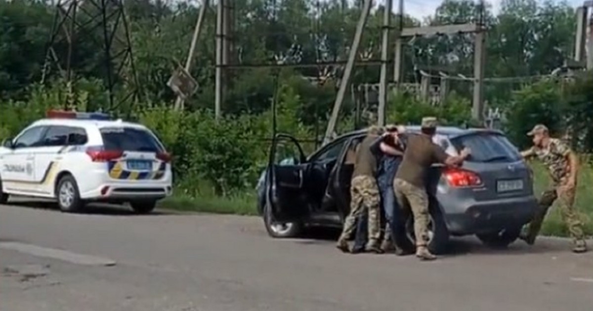 В Дніпрі чоловік втік з авто співробітників ТЦК: в воєнкоматі відреагували